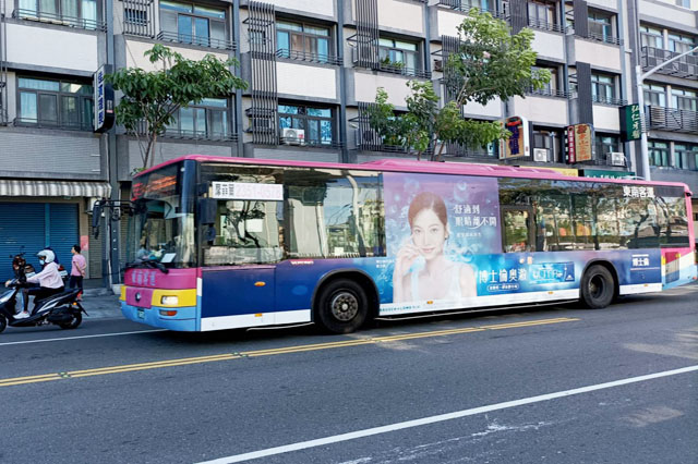 商圈全彩 LED 電視牆廣告與燈箱廣告案例